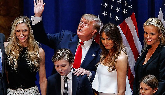 La familia Trump hace pocos días, durante la postulación del magnate como candidato a la presidencia de los Estados Unidos. Al centro, su tercera esposa, Melania. Colprensa