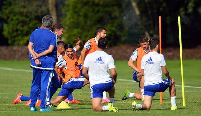 Después de su malograda temporada con el Manchester United, el delantero Radamel Falcao García (centro agachado) espera reencontrarse con su fútbol y goles en su nuevo equipo el Chelsea. AFP