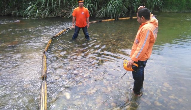 Barreras en el río Algodonal para retener el crudo. Cortesía