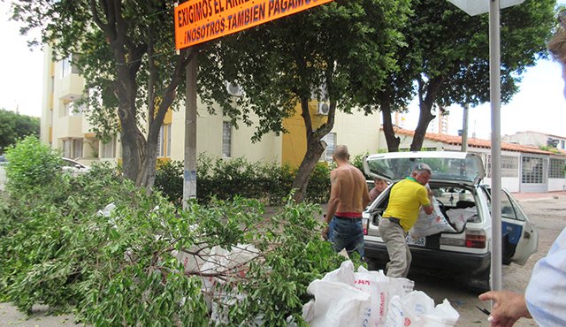 La comunidad usó más de 50 costales con escombros y taponó la vía hacia el mediodía de ayer.
Jean Javier García