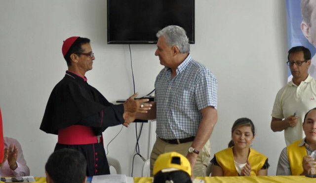El obispo misionero Segundo Eduardo Pantaleón, a quien el Polo Democrático no avaló, se fue a respaldar la aspiración de César Omar Rojas. Cortesía