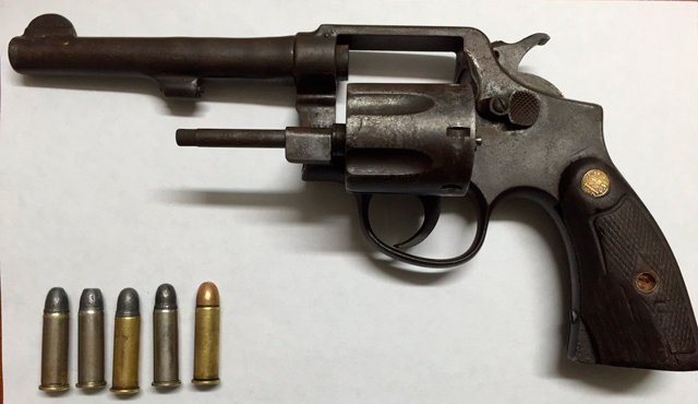 El capturado y las armas incautadas fueron dejados en poder de la Fiscalía. Policía Nacional