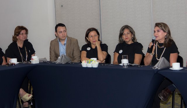 Marlene de Ararat, José Ferrer, de la fundación India Rosa; Gilma Gómez, Martha de Colmenares, Yolanda de Colmenares y Gladys Cely, integrantes de la fundación Cerámica Italia. Alfredo Estévez
