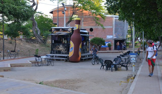 En un video, un policía mueve unas sillas para interrumpir la actividad deportiva y conmina a que los jóvenes salgan del lugar. Cortesía