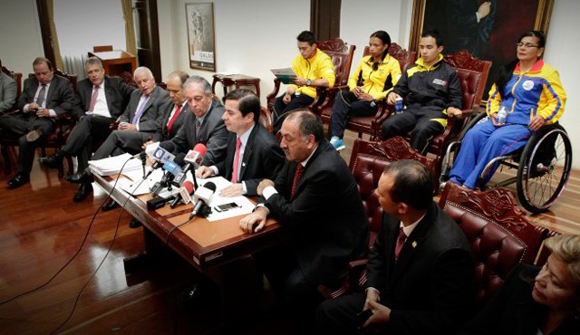 El ministro Cristo estuvo acompañado por el director de Coldeportes, Andrés Botero, y destacados deportistas, entre ellos el cucuteño Jossimar Calvo. Colprensa