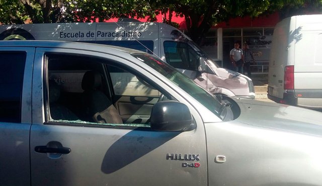Los delincuentes rompieron los vidrios de la camioneta en donde estaba el dinero. Andrés González