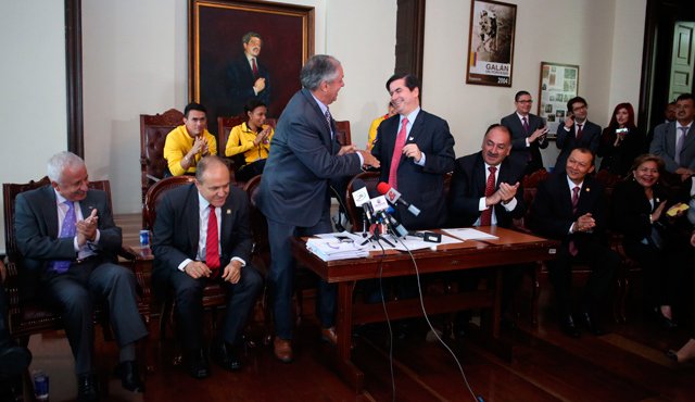 El director de coldeportes Andrés Botero Phillisbourne, y el ministro del interior, Juan Fernando Cristo, radicaron ante la Comisión Séptima de la Cámara de Representantes la nueva Ley del Deporte Jossimar Calvo. Coldeportes