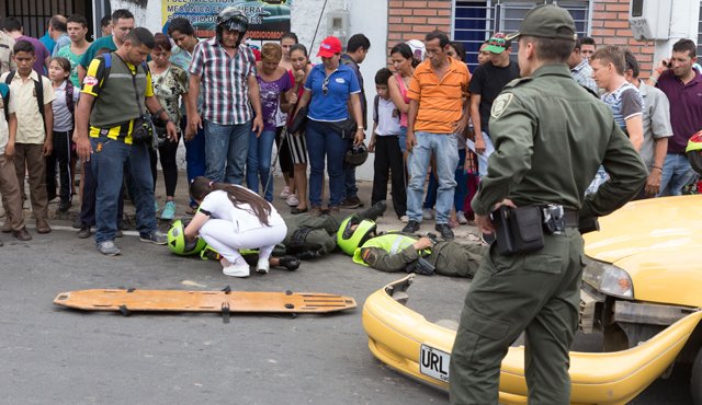 Los uniformados fueron atendidos y trasladados a un centro asistencial. Juan Pablo Cohen