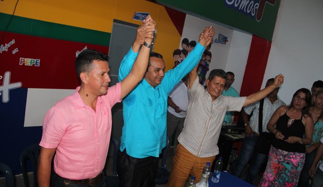 El candidato a la Alcaldía de Villa del Rosario por AICO, Pepe Ruiz Paredes (centro), sumó un nuevo apoyo a su proyecto político, el del exaspirante ‘Tuto’ Castañeda (derecha). Cortesía