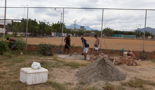 Esta semana iniciaron la construcción de los baños de la cancha Ramón Cárdenas. Juan Pablo Cohen