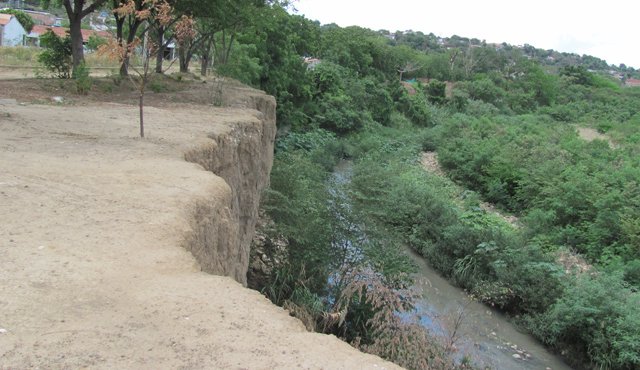 Ésta es la orilla del río Pamplonita que la Alcaldía debe recuperar en el sector de Villa Camila. Orlando Carvajal