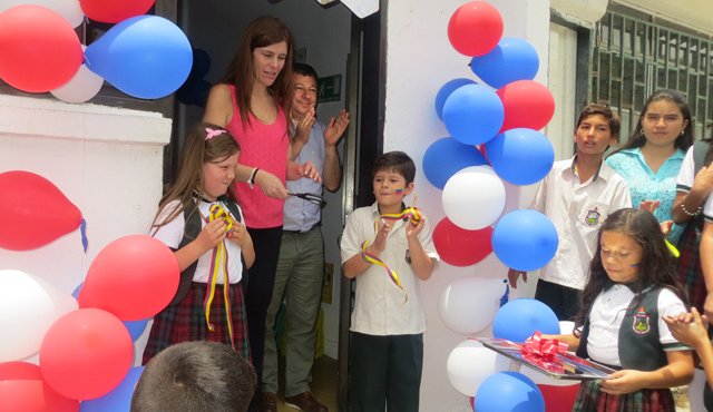 En el instituto tecnológico Carlos Hernández Yaruro del corregimiento La Ermita, la viceministra de las TIC, María Carolina Hoyos, entregó un Kiosco Vive Digital Daicy Echeverry