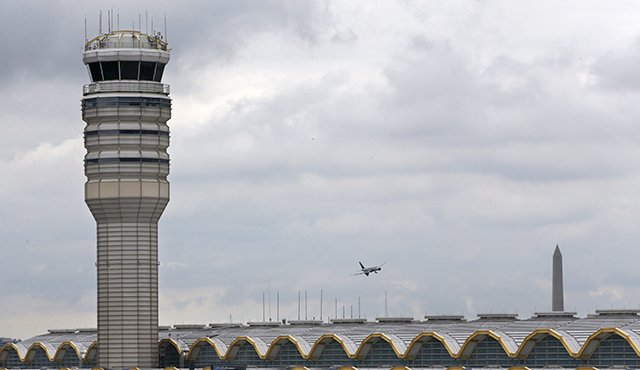 Desde hace más de cuatro años, el gobierno de EE. UU. mantuvo en secreto un estudio donde encontró que el trabajo de los controladores aéreos conduce a la fatiga crónica, haciéndolos estar menos alerta y poner en peligro la seguridad del sistema de tráfico aéreo nacional. AP