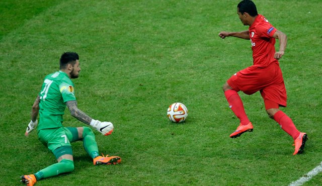 El colombiano fue la figura de la última final de la Europa League, donde el Sevilla venció al Dnipro 3-2 con dos goles de Bacca. Archivo