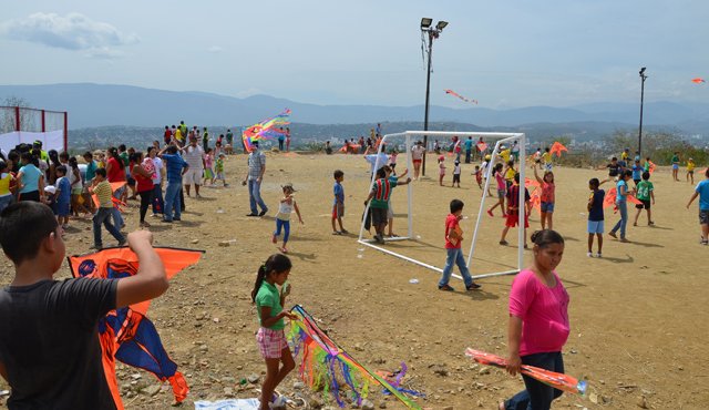 Niños y adultos de cerro norte y barrios aledaños de las comunas 6, 7 y 8 visitan durante este mes la cancha de La Paz para elevar cometas. Juan Pablo Cohen