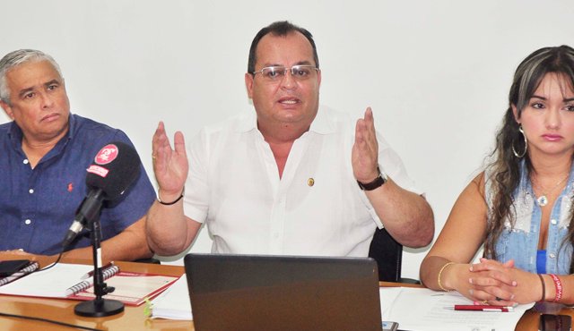 El prestigio de nuestros profesor y egresados, profesores y alumnos está en juego”, dijo con preocupación el rector. Edinsson Figueroa