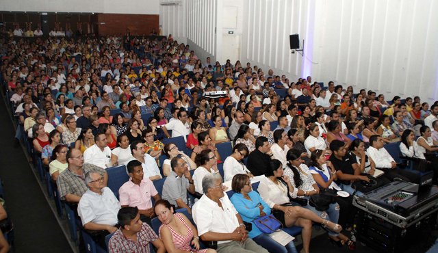 Asistencia al Teatro Avenida en una de las conferencias organizadas por Redpapaz. Archivo