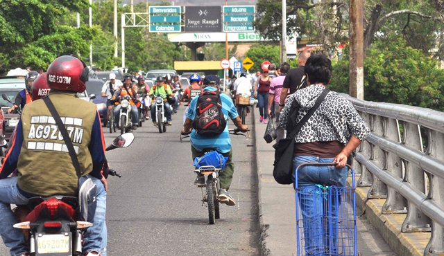 En Los puentes internacionales, La Policía y Migración Colombia hacen un trabajo especial en conjunto con la Guardia Nacional de Venezuela para confrontar antecedentes de vehículos y personas. Edinsson Figueroa