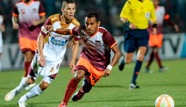 Carabobo dominó prácticamente todo el partido, manejando la pelota en su mediocampo. AFP
