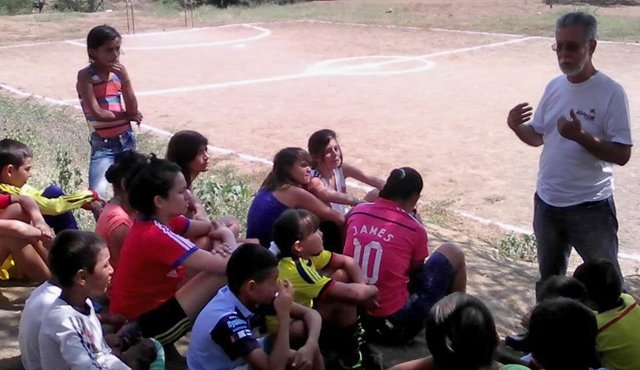 Los niños de la primavera que hacen parte del equipo de fútbol del barrio asisten semanalmente a los talleres organizados por la Aiesec Archivo