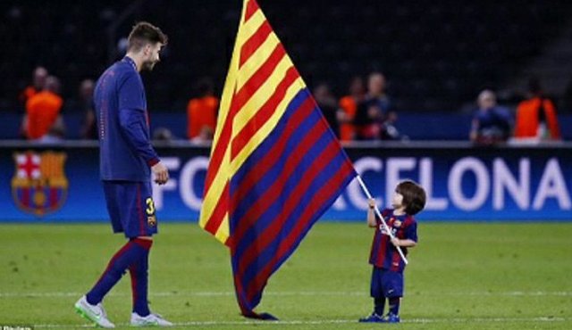 Milán entrega una bandera a su padre Gerard Piqué. Instagram