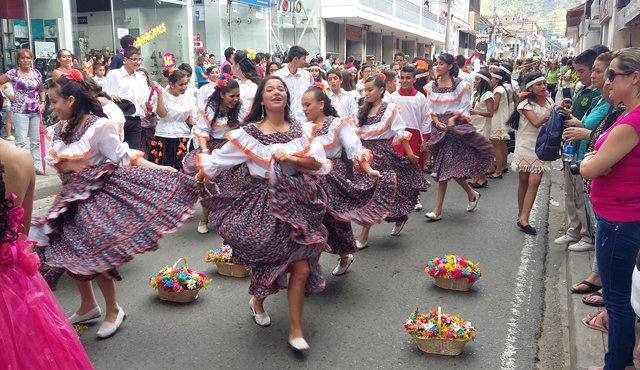 Los estudiantes desfilaron por las principales calles de Ocaña y dieron a conocer sus talentos artísticos. Daicy Echeverry