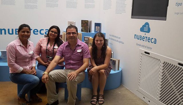 En la imagen aparece Johanna Hernández Ríos (segunda de izquierda a derecha) en compañía de otros bibliotecarios. Cortesía