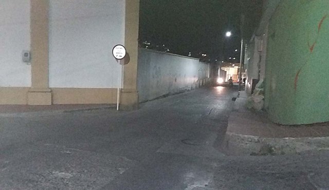 Las calles no tienen andenes y los peatones se exponen a morir en las vías. Suministrada