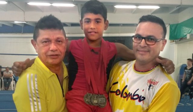 Ángel Barajas es cargado por los entrenadores Jairo Ruiz Casas y Denis Beltrán. Cortesía