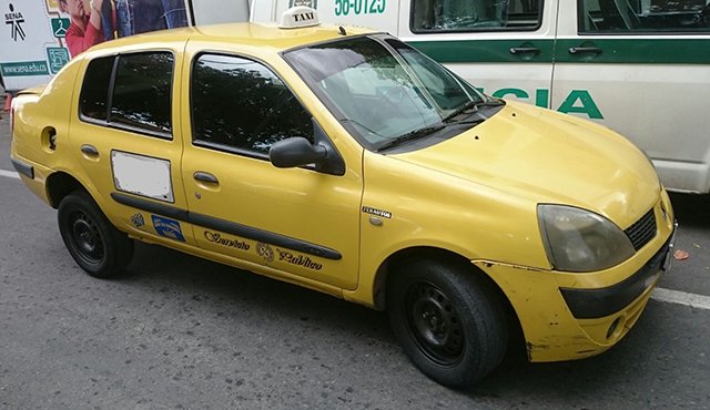 Este es el taxi colombiano que pretendían ingresar a territorio venezolano. Cortesía