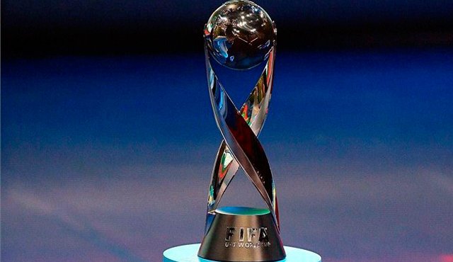 El trofeo fue diseñado por Thomas Fattorini y Jane Powell. Fifa.com