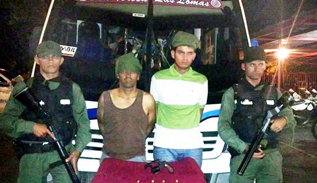Mientras los guardias sometían a uno de los presuntos atracadores, el compinche intentó
escabullirse, pero también fue detenido. Cortesía