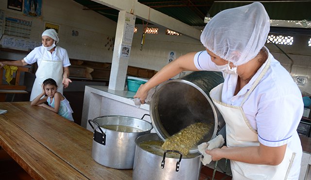 Tras el robo el almuerzo será sopa; los ladrones solo dejaron verduras, frutas y carnes.
Rodrigo Sandoval