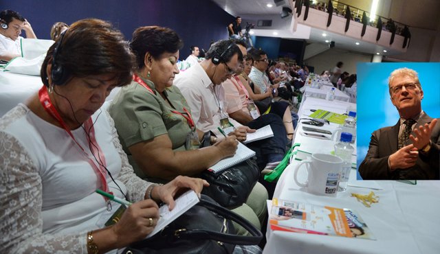 Durante la conferencia ofrecida por el experto Sir Ken Robinson, más de mil asistentes a Expogestión Frontera 2015 tomaron nota de cada una de las indicaciones señaladas por el gurú de la revolución educativa. Rodrigo Sandoval
