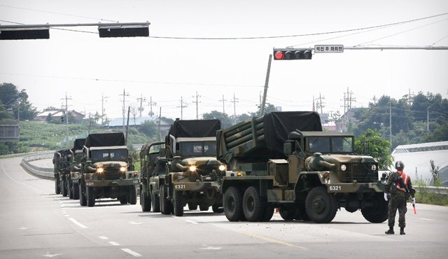 Vehículos blindados del ejército de Corea del Sur se mueve en Yeoncheon, al sur de la zona desmilitarizada que divide las dos Coreas. AP