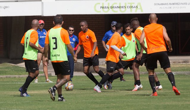 El plantel rojinegro entrenó ayer temprano en el General Santander, y a las 2:00 de la tarde viajó rumbo a Cali para disputar, esta noche, la octava jornada del Torneo Finalización. Juan Pablo Cohen