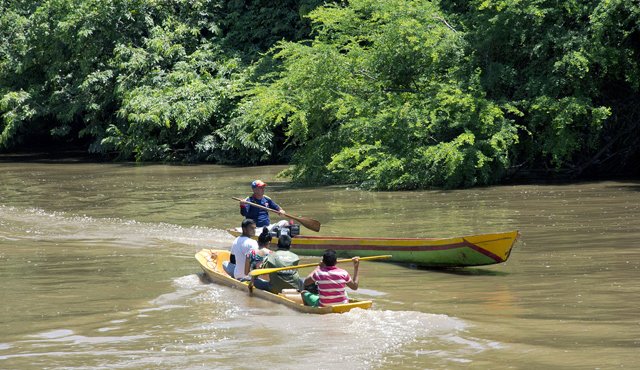 Colombianos y venezolanos retornaron a sus países de origen en canoa. Alfredo Estévez
