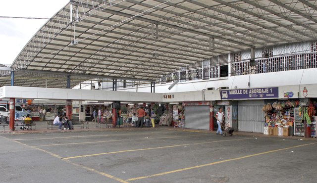 En la terminal de transporte de Cúcuta, el espacio destinado a los buses y taxis por puesto que cumbre las rutas a Venezuela, permanecen vacíos desde hace seis días, tras el cierre de la frontera. Archivo