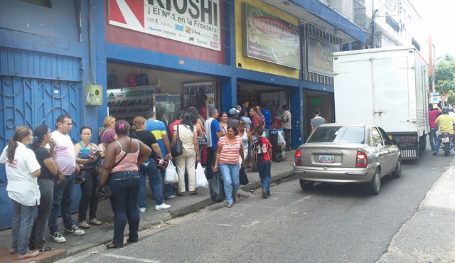 A seis días del cierre unilateral de la frontera, en San Antonio del Táchira prevalecen las colas para comprar alimentos. Archivo
