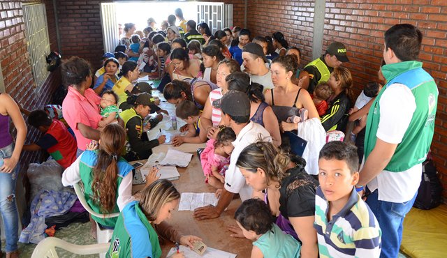 Cientos de personas intentaban entrar ayer al albergue ubicado en el centro del adulto mayor de Villa del Rosario para recibir ayuda humanitaria. Rodrigo Sandoval