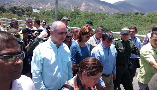 La comitiva es encabezada por la canciller María Ángela Holguín y el ministro del Interior Juan Fernando Cristo. Johan García