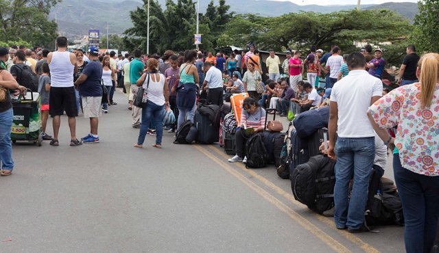 Centenares de ciudadanos de ambos países afectados por el cierre indefinido ordenado por Nicolás Maduro. Juan Pablo Cohen