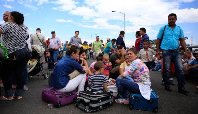 La tensión y la incertidumbre crecen cada vez más en la frontera entre Norte de Santander y Táchira. Centenares de venezolanos están apostados bajo el sol en el puente internacional Simón Bolívar, en Villa del Rosario, a la esperan que los dejen regresar a su país. Juan Pablo Cohen