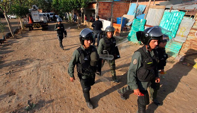 La Guardia Nacional Bolivariana (GNB) registra las casas en sectores de San Antonio. AFP