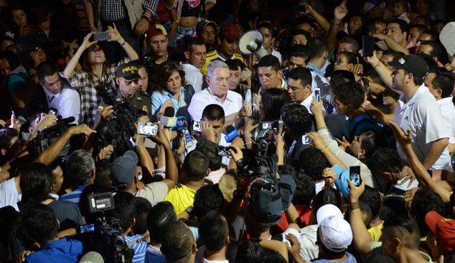 El expresidente y senador del Centro Democrático, Álvaro Uribe Vélez, llegó sobre las 7:00 de la noche al puente internacional Simón Bolívar que comunica a Colombia con Venezuela. Rodrigo Sandoval