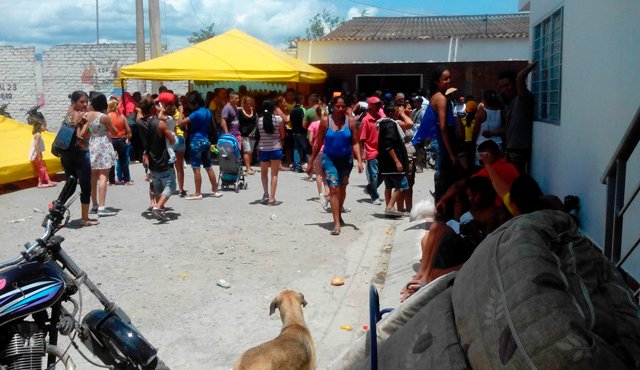 El lugar se hizo pequeño para los 700 colombianos repatriados trasladados hasta allí. Jean Javier García
