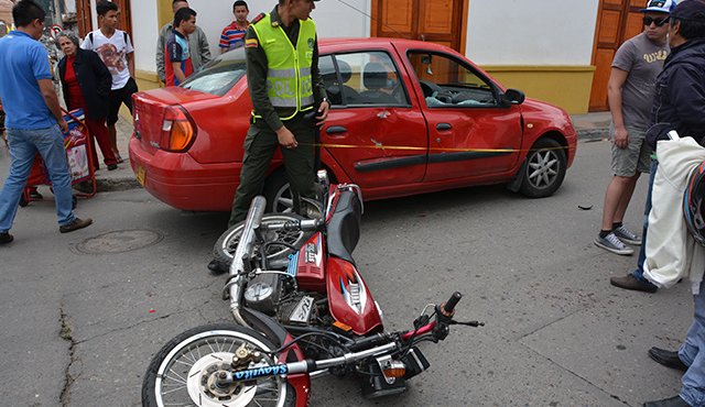 En la esquina del Sena es donde se origina el mayor número de accidentes en Pamplona. La imagen corresponde al último, ocurrido el pasado domingo. Roberto Ospino