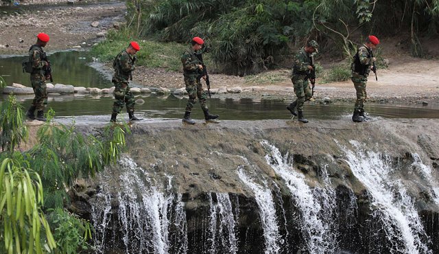 Tropas venezolanas patrullan un puesto de control cerca de la frontera entre Venezuela y Colombia en San Antonio , estado Táchira. AFP