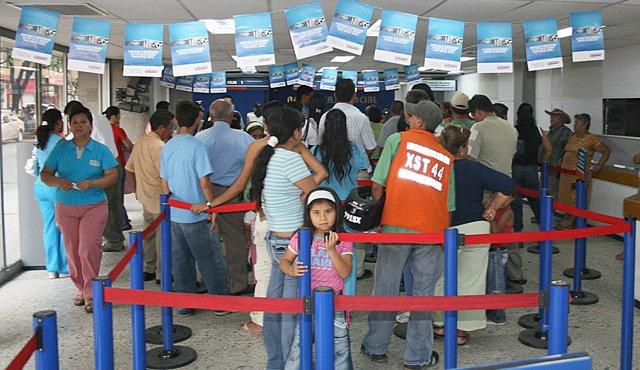 Al cierre de 2014, cerca de 23,7 millones de colombianos mayores de edad tenían al menos un producto financiero: cuenta de ahorros, microcrédito, cuentas corrientes, créditos de vivienda, etc Archivo