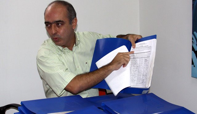 El alcalde, Donamaris Ramírez, en una visita a los albergues donde están los deportados de Venezuela. Juan Pablo Cohen